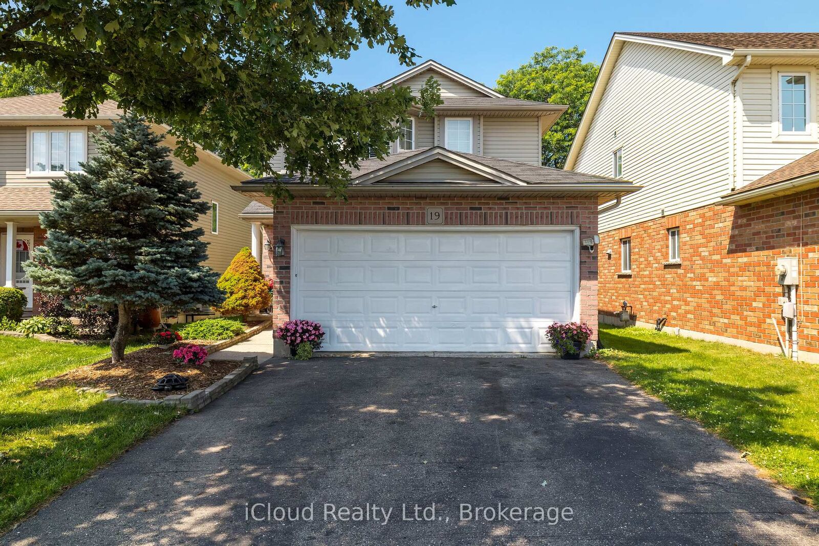 Property Photo: 19 Crusoe Place ON N5C 4G2