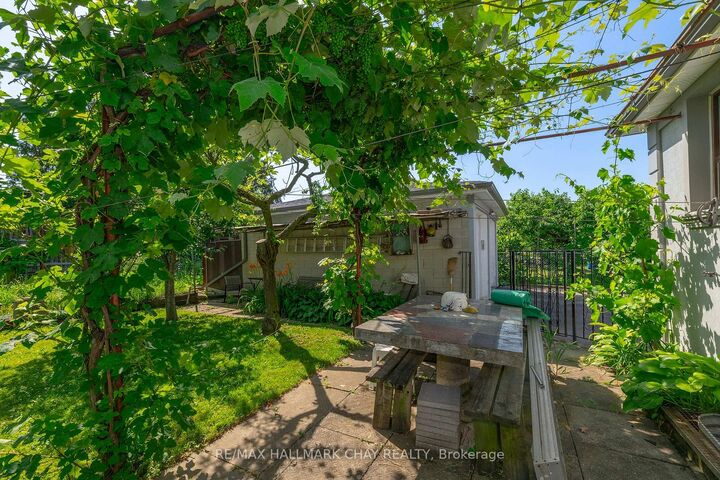 Property Photo: 23 Chappel Hill Road ON M3M 1M1