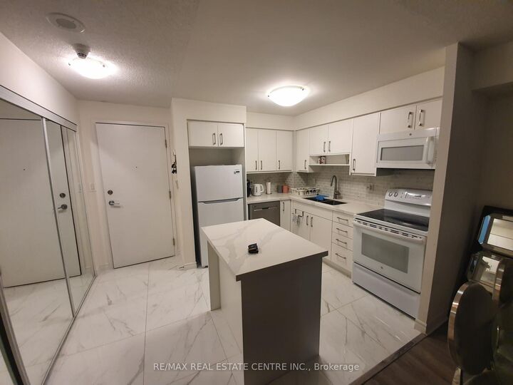 Property Photo:  3880 Duke Of York Boulevard 1705  ON L5B 4N7 