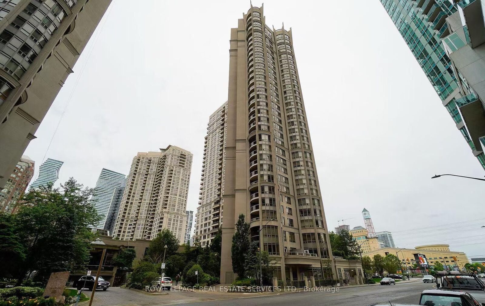 Property Photo:  3888 Duke Of York Boulevard 331  ON L5B 4P5 
