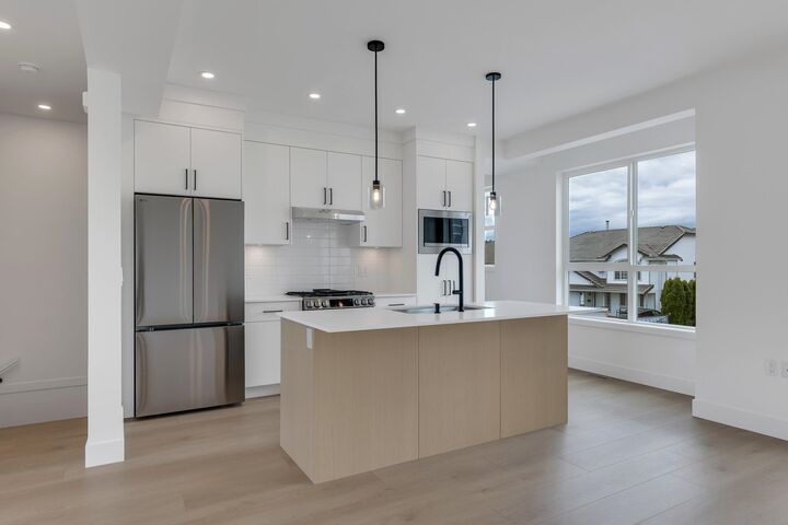 Property Photo:  30501 Robin Drive 3  BC V2T 0M5 