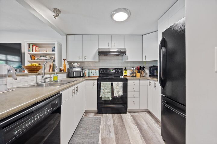 Property Photo: 7428 Southwynde Avenue 10 BC V3N 0A1