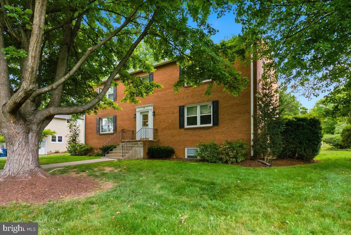 Property Photo: 130 S 29th Street S 1 VA 20132