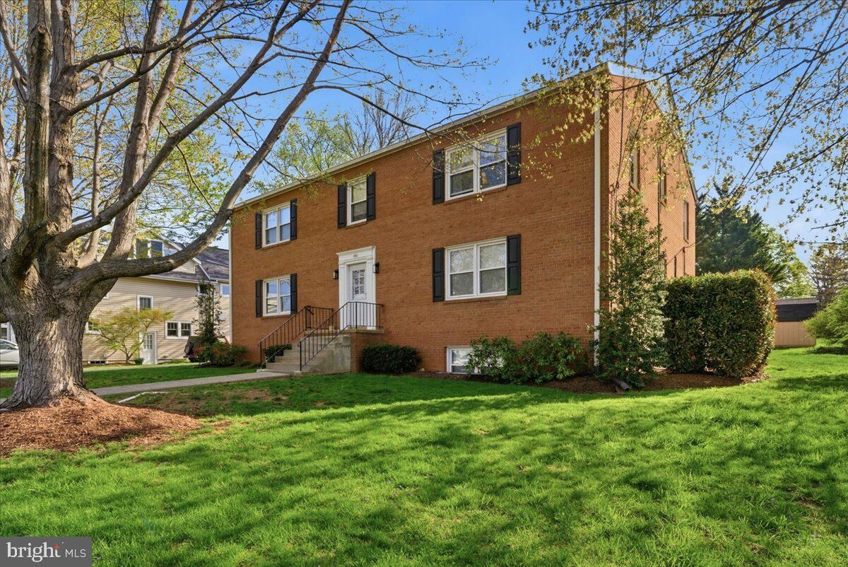 Property Photo: 130 S 29th Street 2 VA 20132