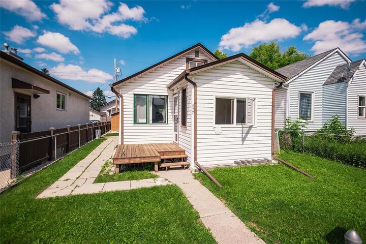 Property Photo: 277 Larsen Avenue MB R2K 1P9