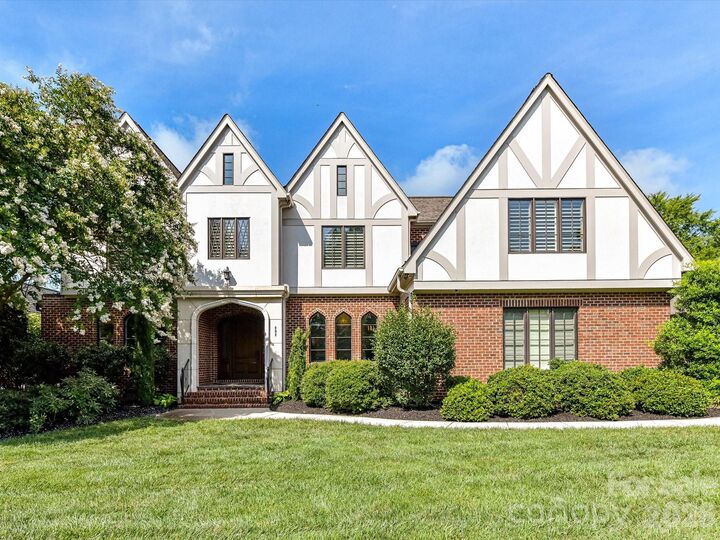 Property Photo:  808 Huntington Park Drive  NC 28211 