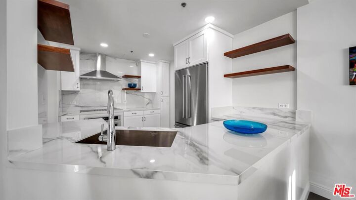 Property Photo:  10724 Wilshire Blvd  CA 90024 