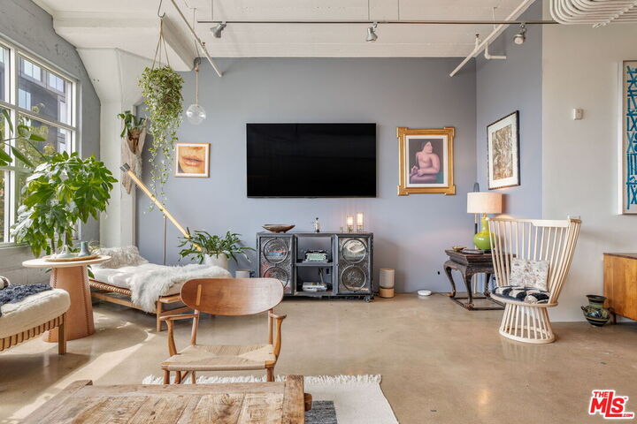 Property Photo: 530 Molino St CA 90013