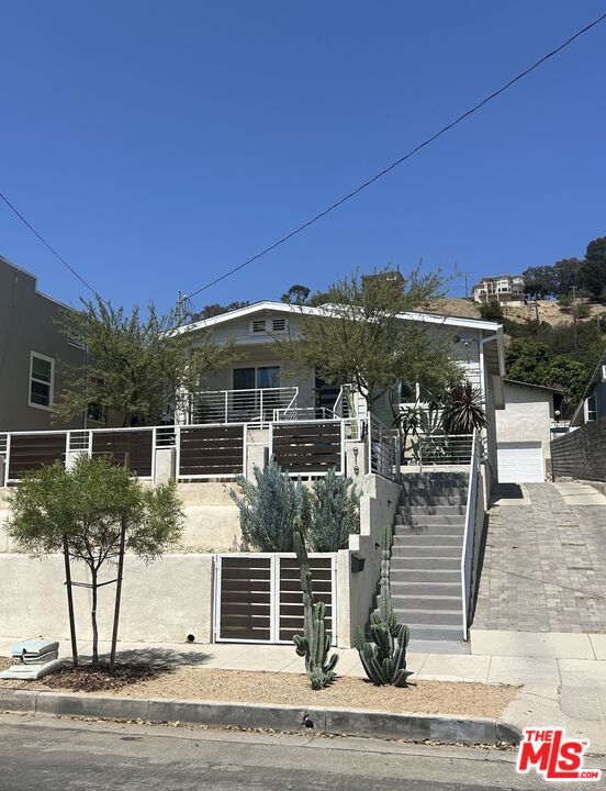Property Photo:  919 Isabel St  CA 90065 