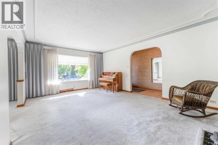 Property Photo:  1122 9 Street Northwest  AB T2M 3K8 