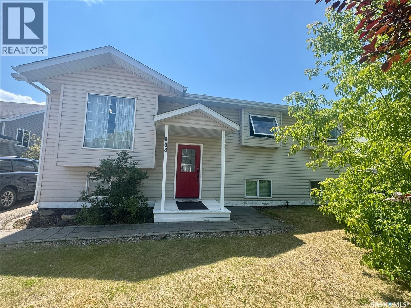 Property Photo: 908 Thompson Crescent SK S0J 1L0