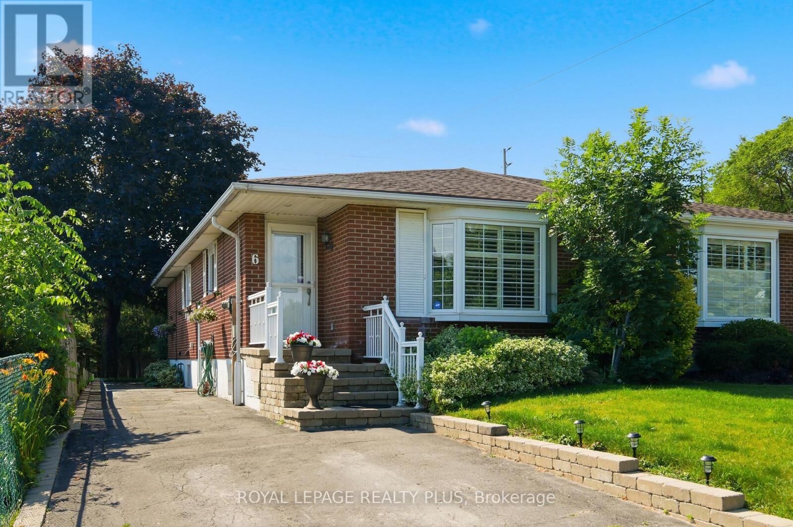 Property Photo: 6 Merrydrew Court ON L5M 1W7