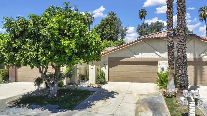 Property Photo: 259 Santa Barbara Circle CA 92260