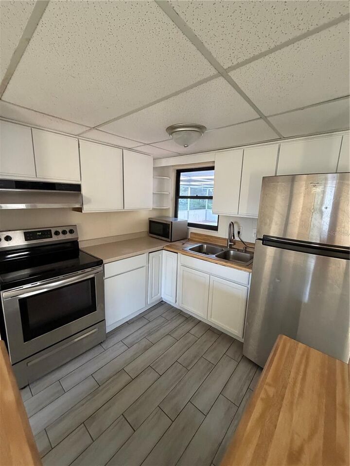 Property Photo: 1923 Fruitland Park Circle FL 33839