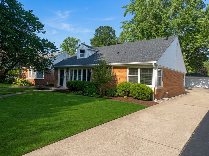 Property Photo: 9 N Waverly Place IL 60056