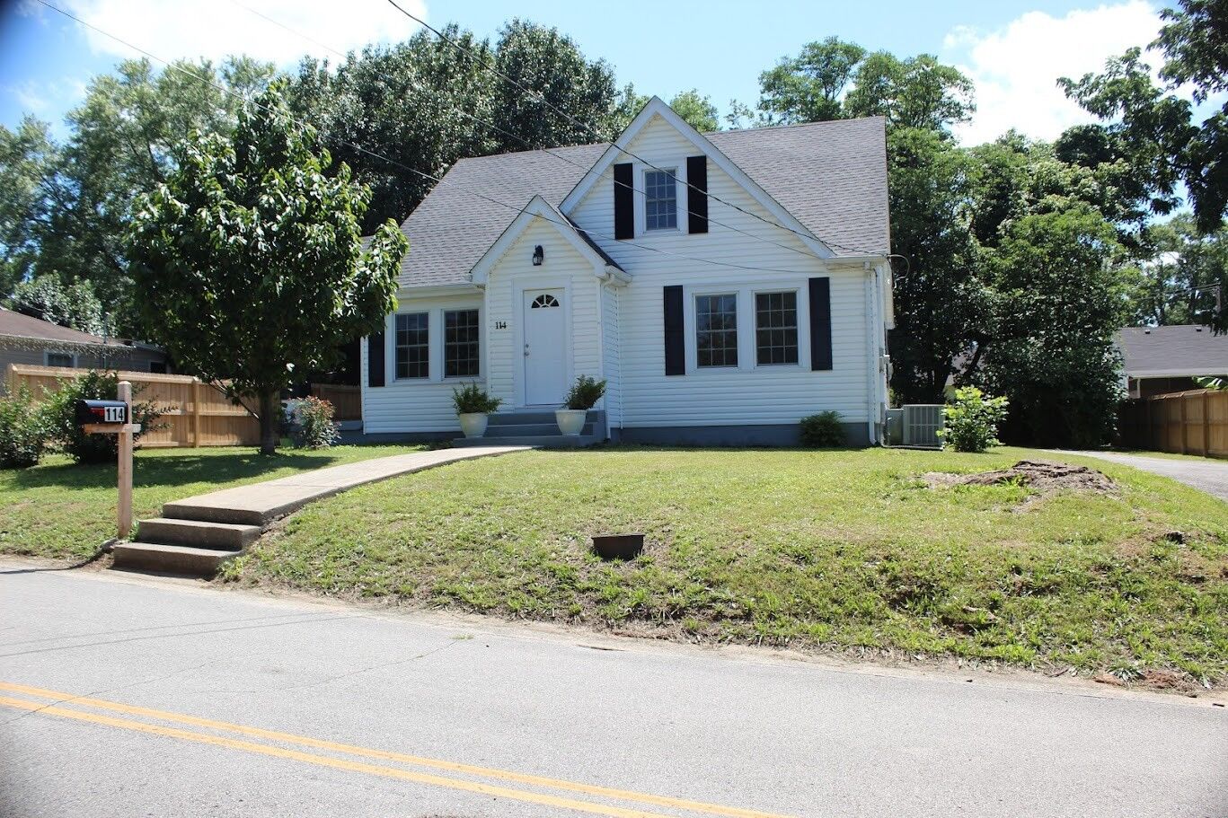 Property Photo: 114 Oak St TN 37110