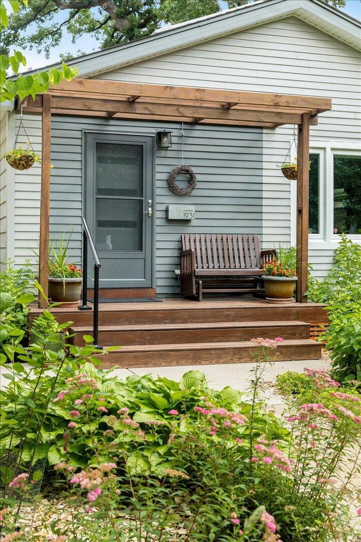 Property Photo:  1931 Lincoln Avenue  MN 55105 