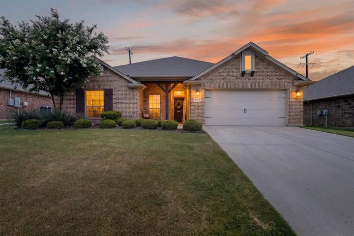 Property Photo: 101 Loving Trail TX 76247