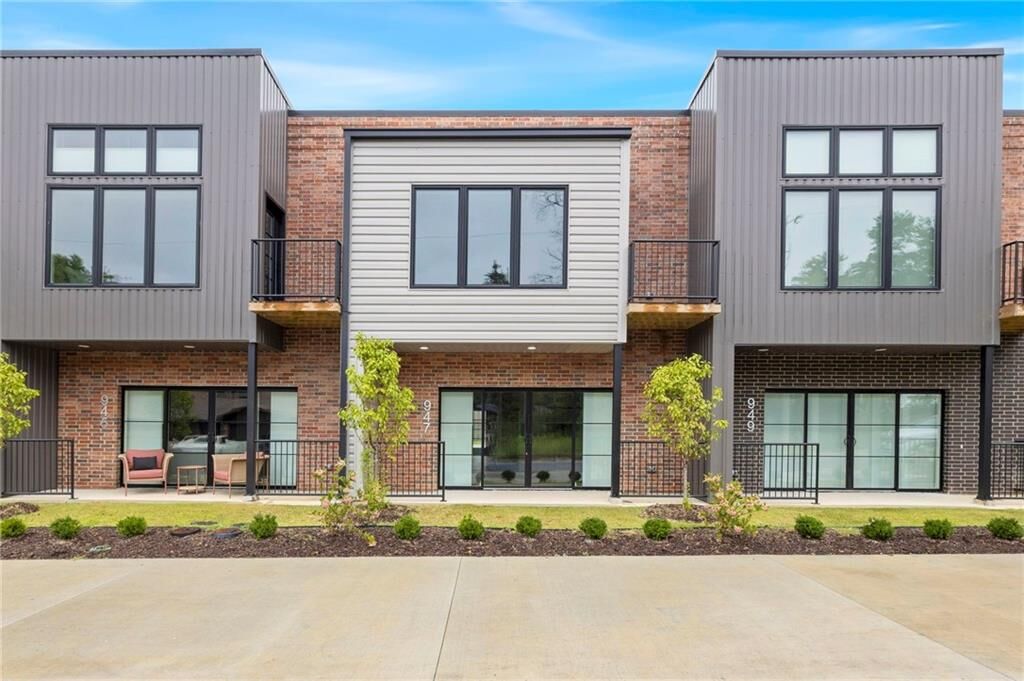 Property Photo:  947 SE 10th Street  AR 72712 