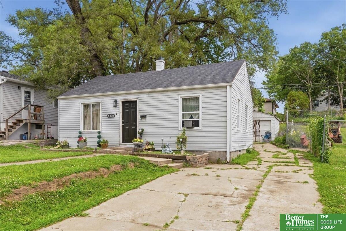 Property Photo: 5321 N 33rd Avenue NE 68111