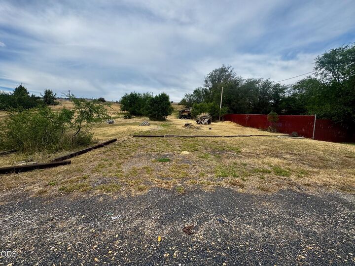Property Photo: 3710 Lakeport Boulevard OR 97601