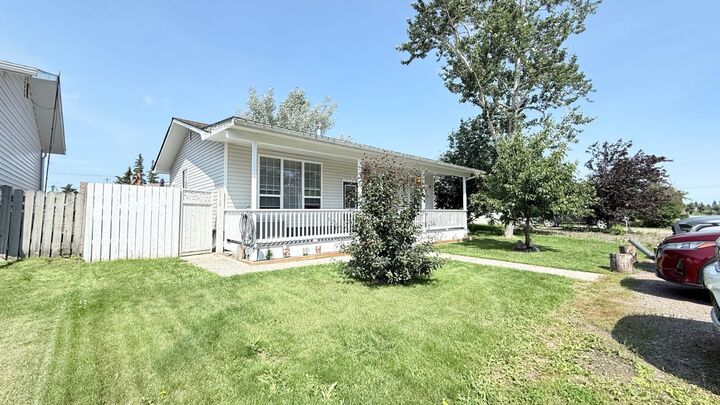 Property Photo: 90 4 Street E SK S0M 1H0