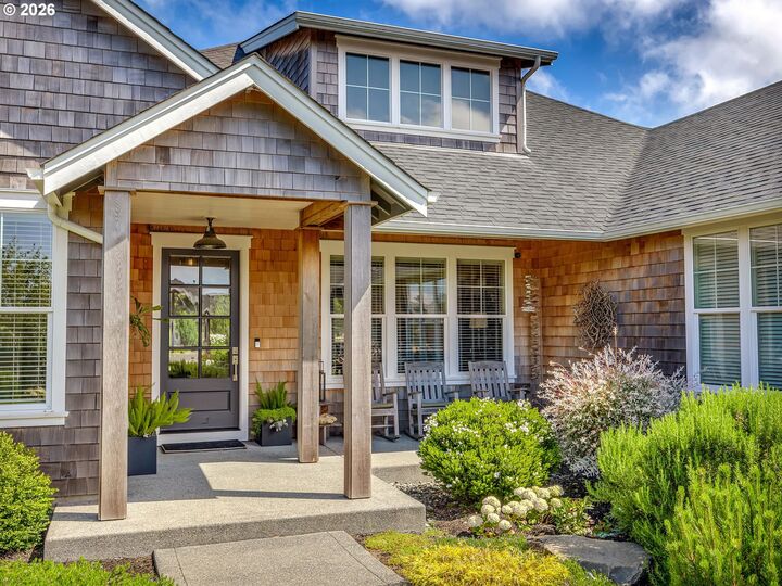 Property Photo: 452 Diamond Ln OR 97138