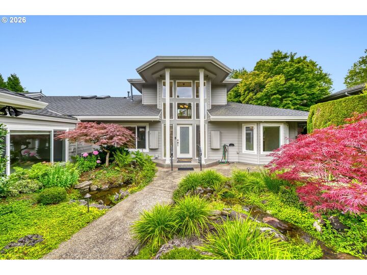 Property Photo: 8220 SW Fairway Dr OR 97070