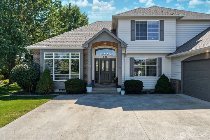 Property Photo: 956 SE Garrison Drive WA 99324
