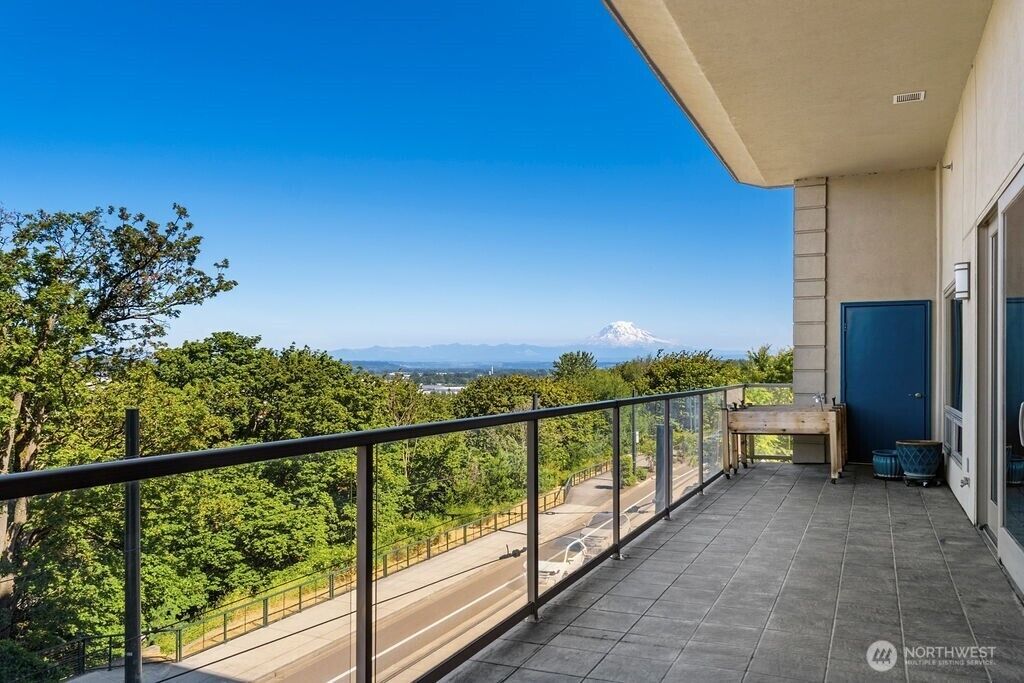 Property Photo: 207 Broadway 200 WA 98402