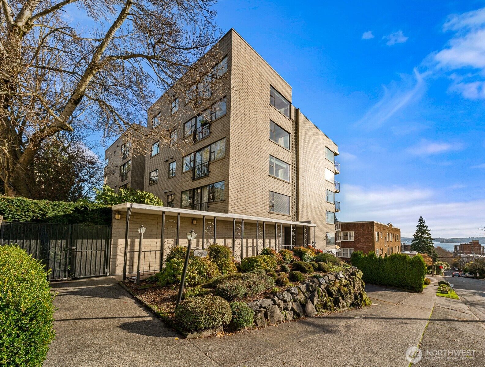 Property Photo: 912 3rd Avenue W 101 WA 98119