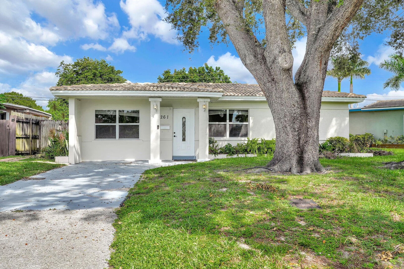 Property Photo: 261 NE 45th Street FL 33334