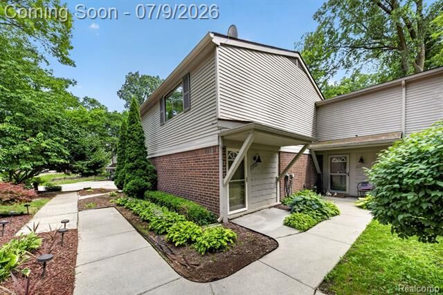 Property Photo:  27165 Farmbrook Villa Drive  MI 48034 