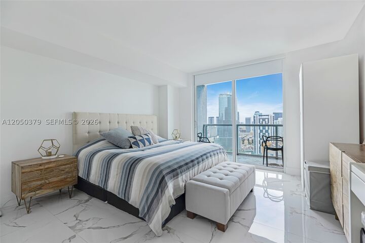 Property Photo:  55 SE 6th St 3807  FL 33131 