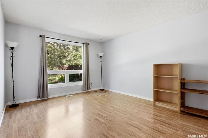 Property Photo: 98 Oakview Drive SK S4R 0E4