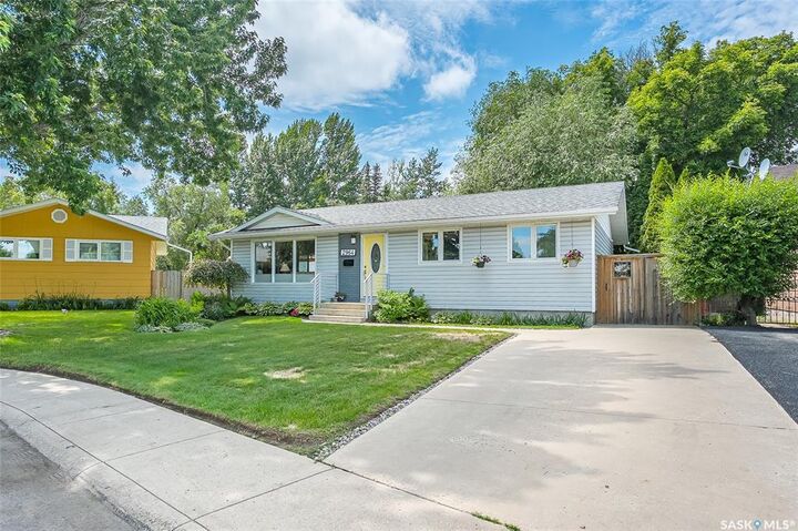 Property Photo:  2964 Cumberland Avenue S  SK S7J 2A6 