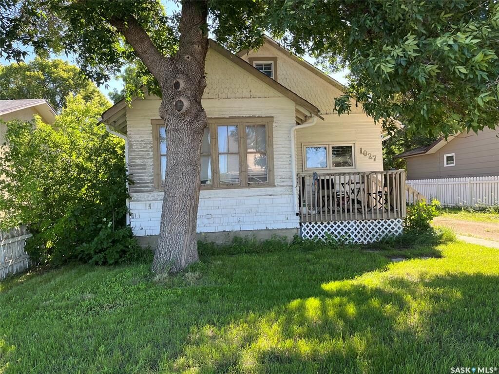 Property Photo: 1027 7th Avenue NE SK S6H 1M9