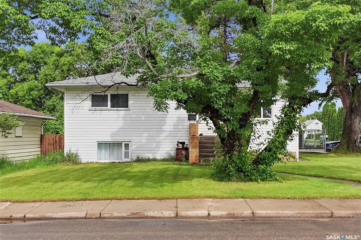 Property Photo:  302 U Avenue N  SK S7L 3C7 