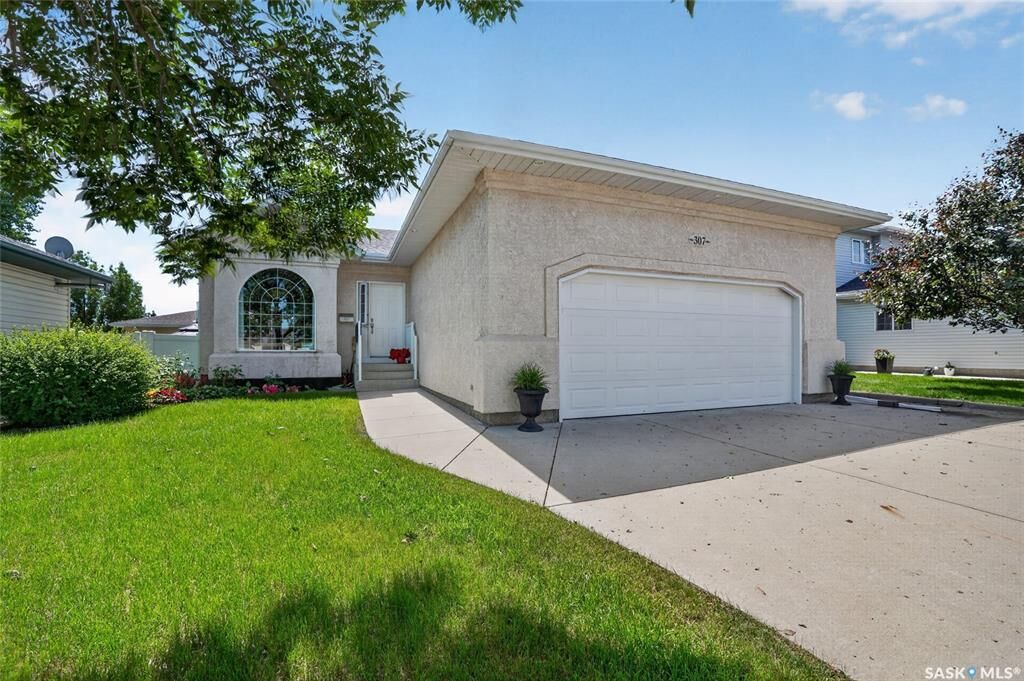 Property Photo: 307 Sumner Lane SK S7L 7L7