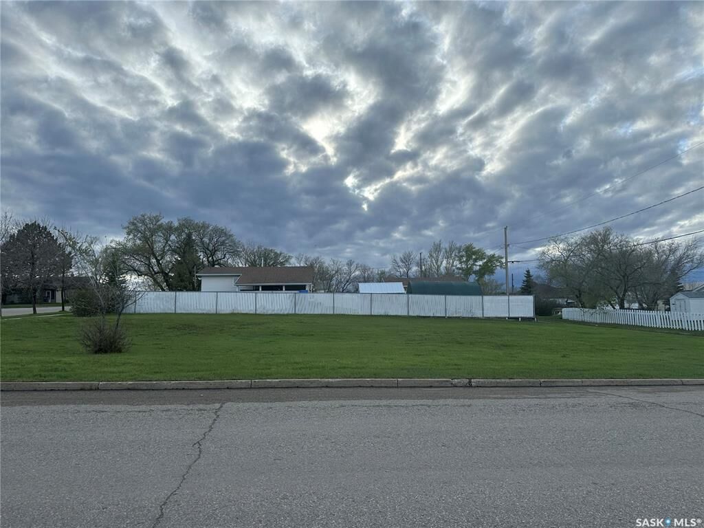 Property Photo:  400 3rd Avenue W  SK S0H 0B0 