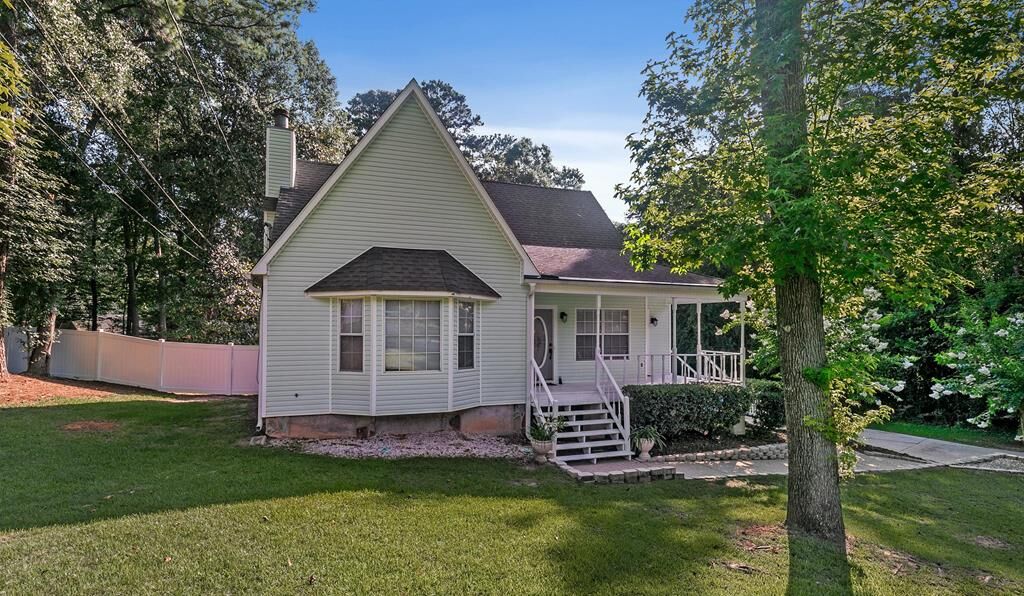 Property Photo:  910 Derbyshire Dr.  AL 36303 