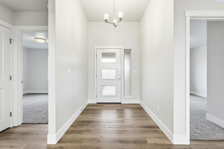 Property Photo: 2888 S Roosevelt St WA 99338