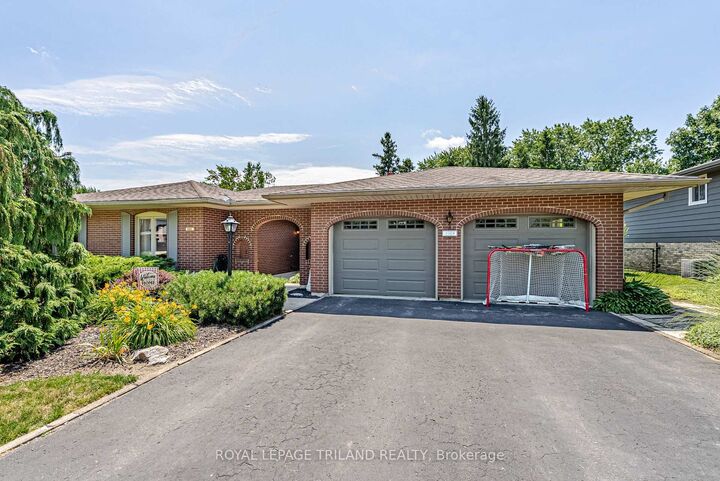 189 Huntington Crescent — photo 1