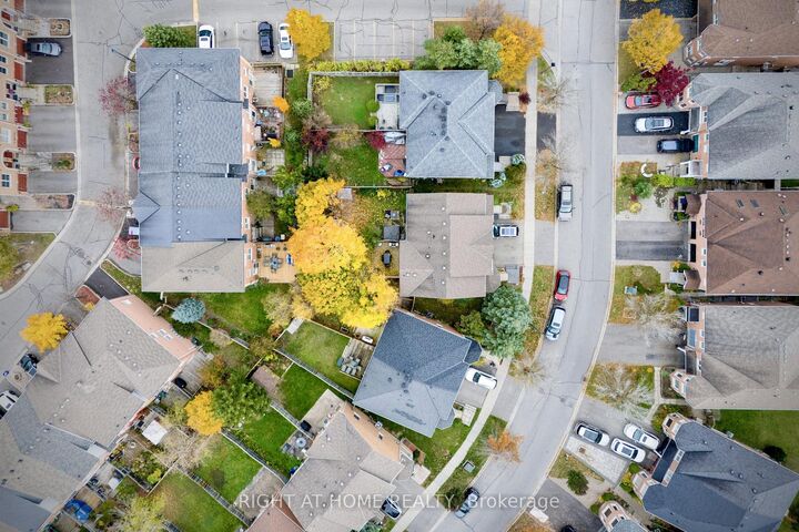 Property Photo:  54 Amberhill Way  ON L4G 7E1 