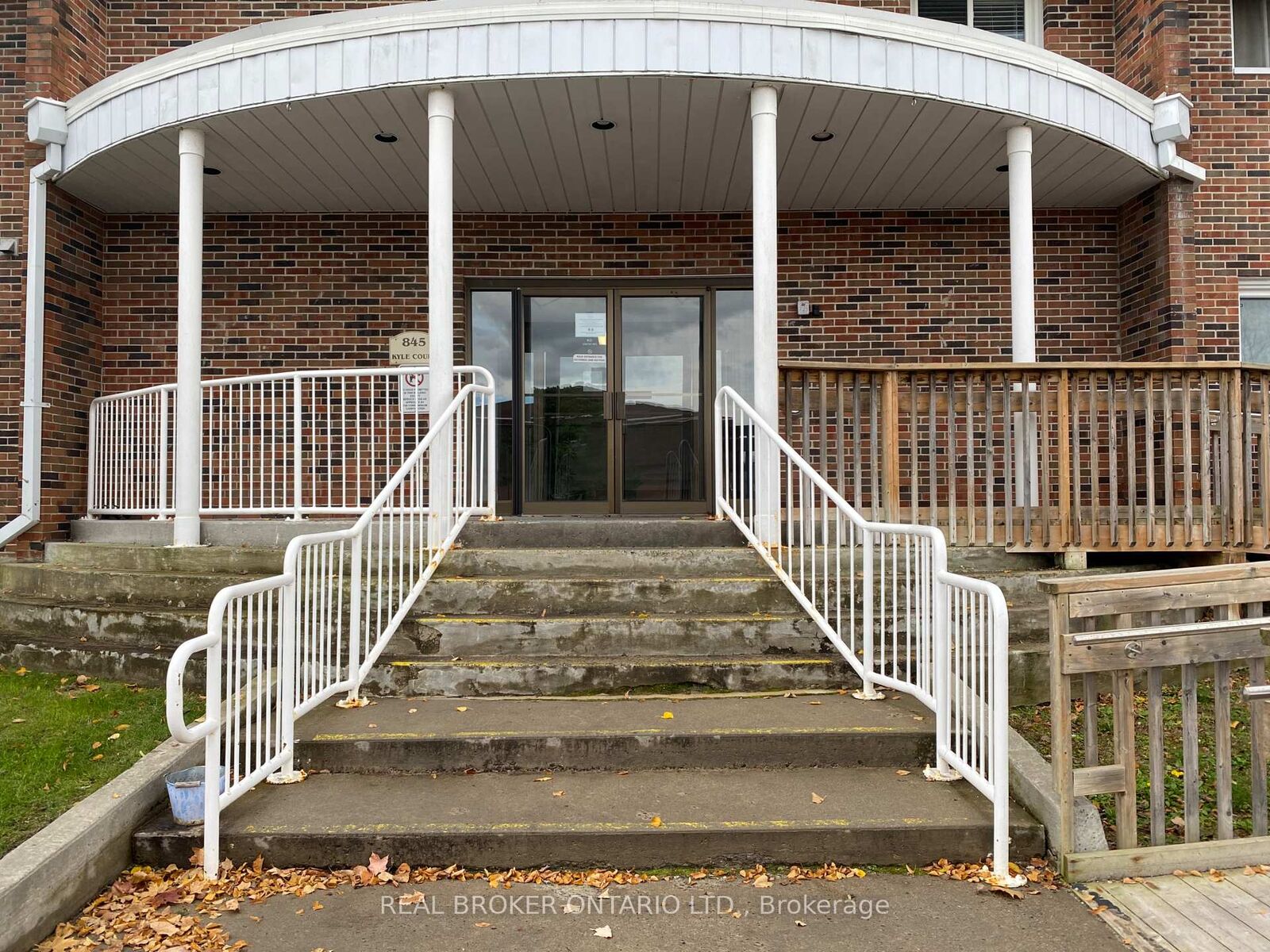 Property Photo:  845 Kyle Court 305  ON K6V 6K7 