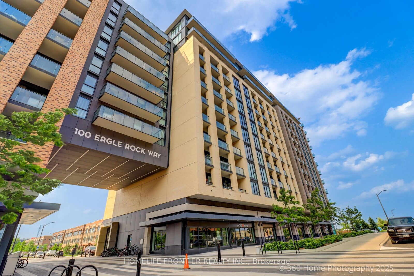 Property Photo: 100 Eagle Rock Way W 904 ON L6A 5B9