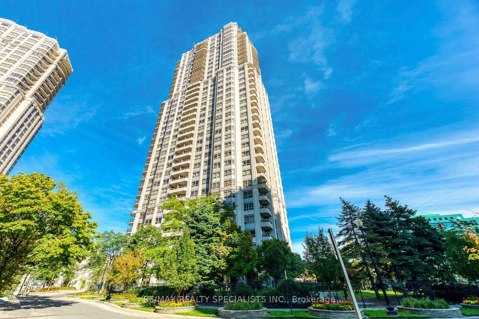 Property Photo:  25 Kingsbridge Garden Circle W 924  ON L5R 4B1 