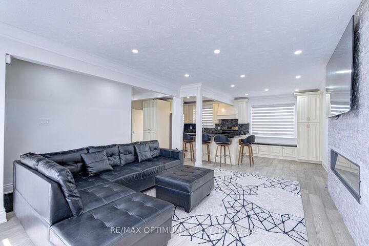 Property Photo: 1747 Coram Crescent ON L4X 1L2
