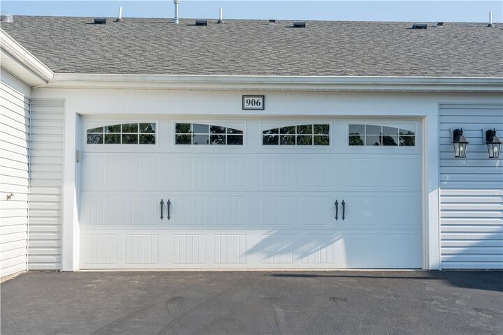 Property Photo: 906 Spring Valley Dr PA 16063