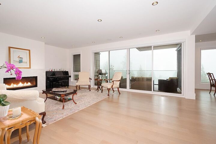Property Photo:  